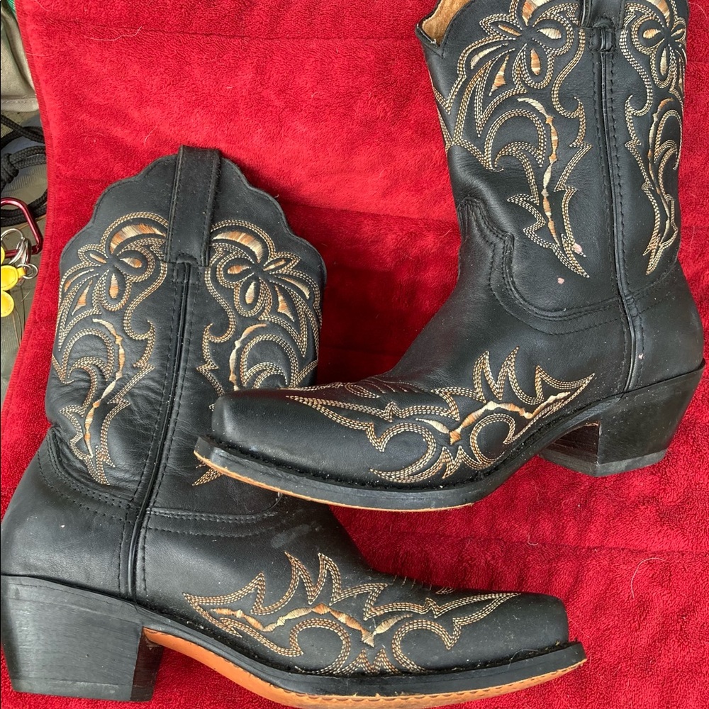 Road Wolf leather short, snip-toe cowgirl boots size 6M